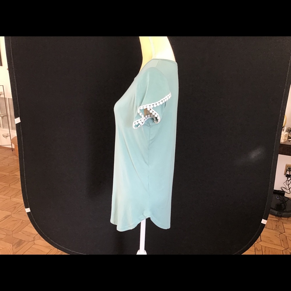Amaryllis Pullover Tee (NWOT) - Picture 4 of 10
